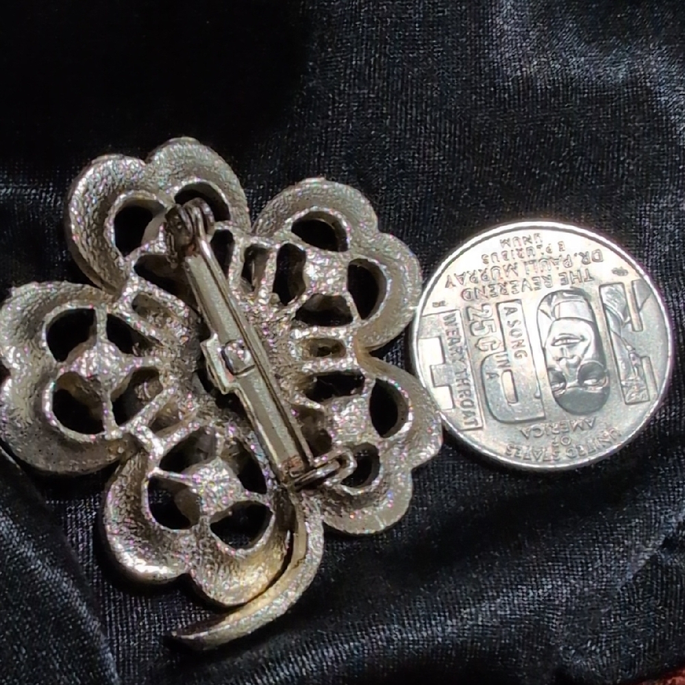 Elegant White Floral Pearl Brooch - Picture 7 of 8
